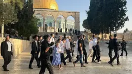 مجموعات المستوطنين تقتحم المسجد الأقصى المبارك بحماية الاحتلال.