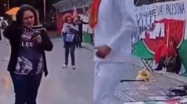 فنان مكسيسي يؤدي رقصة فوق علم الاحتلال الإسرائيلي