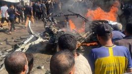 اللحظة الأولة لاستهداف مركبة مدنية من مسيرة إسرائيلية في مواصي خانيونس