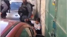 #فيديو جنود يحتجزون طفلاً مقدسيًا في قرية العيسوية بالقدس المحتلة