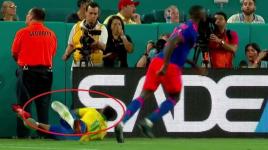 ضربة لاعب كولومبي تتسبب بارتطام وجه نيمار في لوحة الاعلانات!