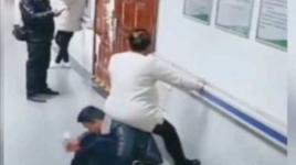 زوج صيني يثير إعجاب العالم بعد أن تحول إلى "كرسي بشري" من أجل زوجته