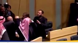#شاهد: عراك وتراشق بالزجاجات في البرلمان الأردني 