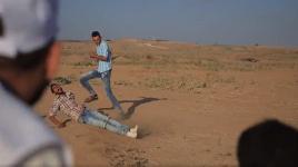 .. لحظة اصابة شاب برصاص قناص اسرائيلي في مسيرات العودة