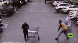 رجل يوقف لصا بعربة تسوق!..
