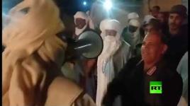 هكذا يستقبل الطوارق الملثمون زوارهم في الصحراء الليبية..