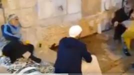 مصلون يفترشون الأرض على أبواب الأقصى بعد منعهم من الاعتكاف 