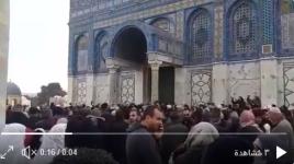هتافات عند مسجد قبة الصخرة أثناء محاصرته من قبل قوات الاحتلال 