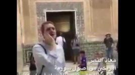 ‏سائح أمريكي مسلم يرفع الأذان في قصر الحمراء ⁧في إسبانيا⁩