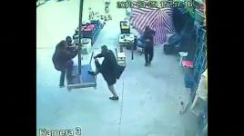 تداول فيديو لرجل يطير في الهواء بفعل قوة الرياح جنوب تركيا