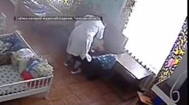 ممرضة تضرب طفلاً معاقاً مكلفة برعايته في دار ايتام