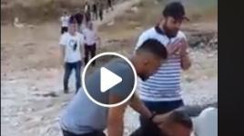 مؤثر..الأسير حازم ملسماني يحتضن قبر والدته بعد تحرره