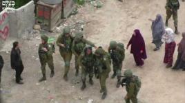 نساء فلسطينيات ينتزعن طفلا من الاحتلال قبل اعتقاله