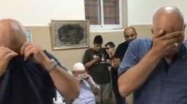 فيديو: أثناء اداء الصلاة.. جيش الاحتلال يغرق مسجداً في القدس بقنابل الغاز....