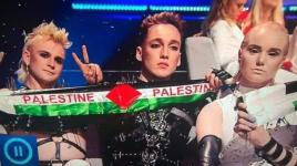لحظة رفع ممثلي آيسلندا لافتة تحمل علم فلسطين خلال مسابقة العالمية يوروفيجن"