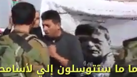 مواطن يهدد جنود جنود الاحتلال