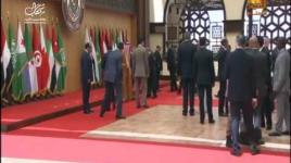 سقوط الرئيس اللبناني ميشيل عون أثناء الصورة التذكارية مع الزعماء العرب