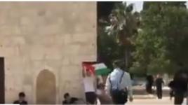 #شاهد: رفَع العلم الفلسطيني في المسجد الأقصى فاعتقلوه..!