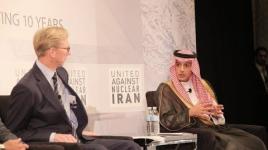 شاهد محتجون يهاجمون وزير الخارجية السعودي عادل الجبير
