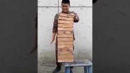 جندي صيني يستعرض قوته الخارقة للطبيعة