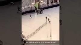 سيارة تقتحم الحرم المكي ...
