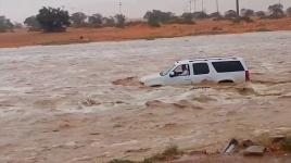 #فيديو يقطع الأنفاس:سيول قوية تجرف 4 مواطنين بالسعودية