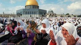 180 ألفًا يؤدّون صلاة الجمعة الأولى في رمضان في المسجد الأقصى المبارك...