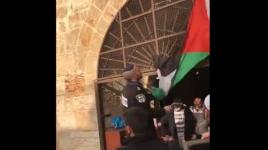 جندي إسرائيلي يمزق علمًا فلسطينيًا رفعه المصلّون على بوابة مصلى باب الرحمة