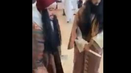 فيديو يستفز مشاعر السعوديين خلال استقبال زوار في مطار بالرياض بطريقة الجاهلية 