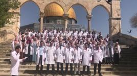 خريجو جامعة القدس يؤدون قسم المهنة في ساحة المسجد الأقصى