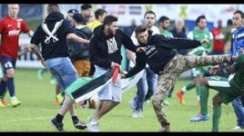 الجماهير الفلسطينية والجزائرية يضربون لاعبي منتخب اسرائيل