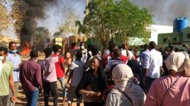 قوة من الجيش السوداني تشتبك مع الأمن لحماية المعتصمين