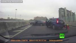 مطاردة قطة مرتبكة وسط طريق سريع.....