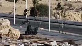 شاهد.. روبوت لجيش الاحتلال يقوم بفحص البالونات 
