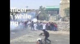 جندي إسرائيلي يركل مُصلٍّ في القدس