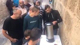 فيديو: في القدس.. شاب يوزع القهوة مقابل ﺍﻟﺼﻼﺓ على النبي