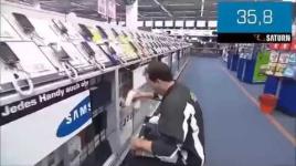 ربح 156 ثانية يأخذ فيها ما يشاء من هذا المحل | انظر ماذا فعل !!!؟؟؟