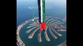 .. رفع علم الامارات بطريقة رهيبة ومميزة بعد القفز من الطائرة
