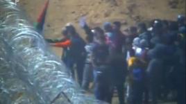 شبان فلسطينيون يتمكنون من إزالة جزء من السياج الفاصل شرق غزة