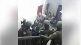 شاهد _ نساء فلسطينيات يحاولن تخليص طفل من جنود الاحتلال بقلقيلية 