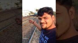 فيديو مأساوي لهندي يلتقط "سيلفي" مع قطار