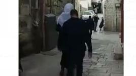 الاحتلال يعتقل الشاب سامي فتيحة في القدس وتصوّر هوية الشاب الذي وثّق الاعتقال