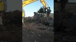 الاحتلال يهدم بركسا للحيوانات ومغسلة سيارات غرب سلفيت......