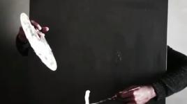 فنان يبدع بالرسم دون ان يرى ما يرسمه.. شاهد للنهاية!!