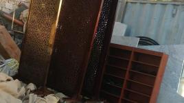 #فيديو: الاحتلال يسرق سواتر خشبية من مصلى باب الرحمة