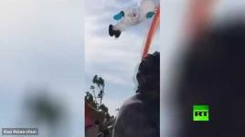 طائرة ورقية تخطف طفلة وهي تطير في الهواء على ارتفاع عشرة أمتار..