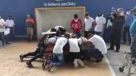 لاعب كرة قدم يسجل هدفا بعد قتله وأصدقائه يحتفلون بشكل مؤثر