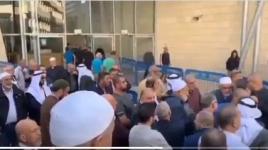 تجمهر للمواطنين أمام محكمة الاحتلال في حيفا إسنادا للشيخ رائد صلاح