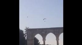3 طائرات شراعية تحلق في سماء المسجد الأقصى المبارك على ارتفاع منخفض
