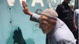 مسن فلسطيني من غزة يطرق ابواب الانروا قائلاً: رجعوني ع بلادي وما بدي مساعداتكم